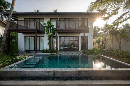 Luxuriöses Boutique-Hotel in Sri Lanka mit zwei Etagen, großen Glasfenstern und privatem Pool am Strand