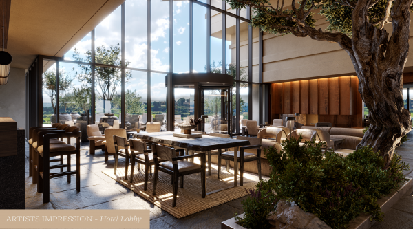 Hotel-Lobby mit großen Glasfenstern, modernen Sitzgruppen, Holztischen und einem großen Baum im Innenraum