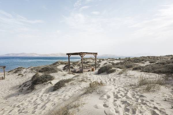 Sanddüne mit Holzpergola und Blick auf das Meer, Hotelumgebung auf Kos